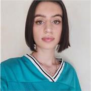 Studentessa universitaria impartisce ripetizioni di matematica in presenza